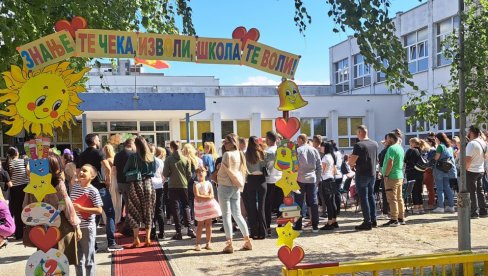 ŠTRAJK PRE ČASOVA Nova školska godina počela je polučasovnim protestom ŠTRAJK PRE ČASOVA Nova školska godina počela je polučasovnim protestom