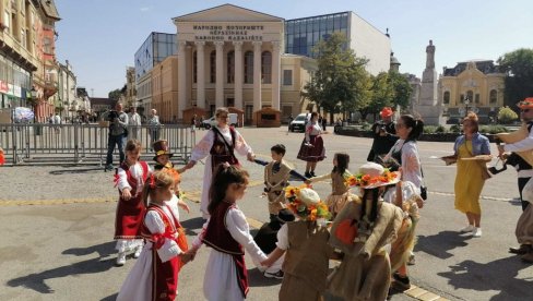 NARANDŽASTI KARAVAN KRENUO IZ KIKINDE: Promocija „Dana ludaje“ po gradovima Vojvodine NARANDŽASTI KARAVAN KRENUO IZ KIKINDE: Promocija „Dana ludaje“ po gradovima Vojvodine