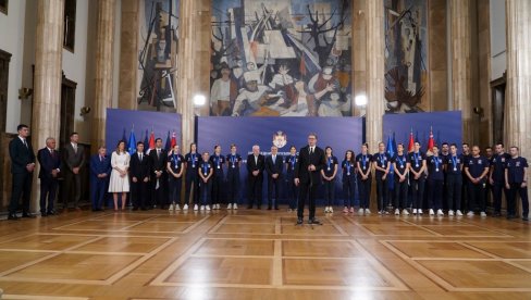 U PARIZU ĆE DRUGA PESMA DA BUDE: Vučić ugostio srpske odbojkašice - Srebrna medalja je najbolji poklon iz Brisela (VIDEO) U PARIZU ĆE DRUGA PESMA DA BUDE: Vučić ugostio srpske odbojkašice - Srebrna medalja je najbolji poklon iz Brisela (VIDEO)