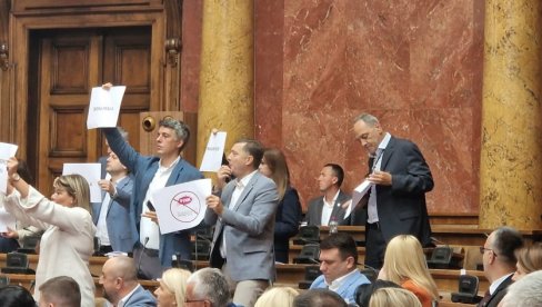 NIKOLIĆEVA OSUDILA VANDALIZAM U SKUPŠTINI: Bruka i sramota opozicije u Srbiji, u samo jednom danu NIKOLIĆEVA OSUDILA VANDALIZAM U SKUPŠTINI: Bruka i sramota opozicije u Srbiji, u samo jednom danu