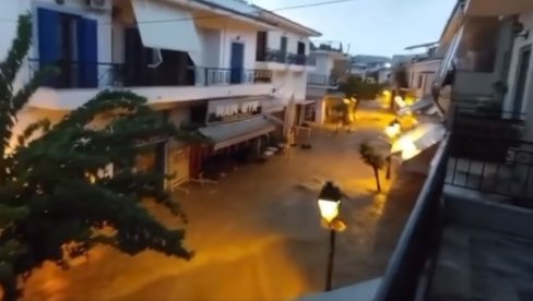 У ГРЧКОЈ ХАОС, НАЈАВЉЕНЕ ОЛУЈЕ И ВИСОКИ ТАЛАСИ: Водене бујице на улицама, а падавине не престају (ВИДЕО) У ГРЧКОЈ ХАОС, НАЈАВЉЕНЕ ОЛУЈЕ И ВИСОКИ ТАЛАСИ: Водене бујице на улицама, а падавине не престају (ВИДЕО)