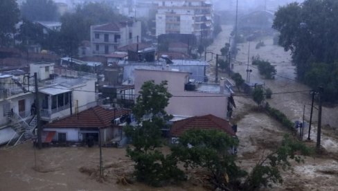 VODA ODNELA MOST, MI SAD NEMAMO KUD: Nišlijka Emilija Simić, za Novosti, o poplavama u gradu Volos, gde je otišla na odmor VODA ODNELA MOST, MI SAD NEMAMO KUD: Nišlijka Emilija Simić, za Novosti, o poplavama u gradu Volos, gde je otišla na odmor