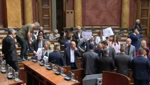 ШЕТАЈУ ЈЕ ОД УСТА ДО УСТА: Нова брука у парламенту ШЕТАЈУ ЈЕ ОД УСТА ДО УСТА: Нова брука у парламенту