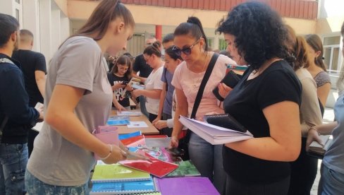 BAZAR POLOVNIH UDŽBENIKA: Tradicionalna akcija Tehnološke škole u Paraćinu