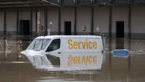РОНИОЦИ НА ТЕРЕНУ, ТРАГА СЕ СА ЖРТВАМА: Вода у Грчкој однела на десетине аутомобила (ФОТО) РОНИОЦИ НА ТЕРЕНУ, ТРАГА СЕ СА ЖРТВАМА: Вода у Грчкој однела на десетине аутомобила (ФОТО)
