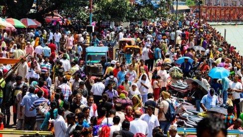 НИ ШИВА, НИ ВИШНУ, НЕГО ПЛИНСКА БОЦА: Ево чему се моле Индијци ових дана и зашто (ВИДЕО)