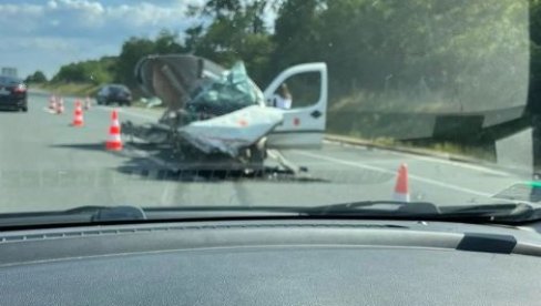 AUTOMOBIL ZGUŽVAN DO NEPREPOZNATLJIVOSTI: Prve slike i snimci saobraćajne nesreće na auto-putu Miloš Veliki (FOTO/VIDEO) AUTOMOBIL ZGUŽVAN DO NEPREPOZNATLJIVOSTI: Prve slike i snimci saobraćajne nesreće na auto-putu Miloš Veliki (FOTO/VIDEO)