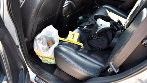 U ŠUPLJINAMA KOLA KRILI DROGU: Oglasio se MUP nakon hapšenja dvojca u Batajnici (FOTO) U ŠUPLJINAMA KOLA KRILI DROGU: Oglasio se MUP nakon hapšenja dvojca u Batajnici (FOTO)