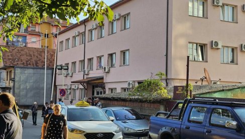 SNAŽAN OTPOR KURTIJEVOM TERORU: Zaposleni u srpskim institucijama u zgradi Kancelarije za KiM i jutros na radnim mestima - tu proveli i noć SNAŽAN OTPOR KURTIJEVOM TERORU: Zaposleni u srpskim institucijama u zgradi Kancelarije za KiM i jutros na radnim mestima - tu proveli i noć