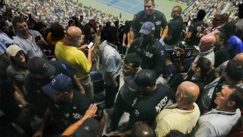 SKANDAL NA JU-ES OPENU: Teniserke preživele dramu, Đoković u strahu da se i njemu ne desi... (VIDEO) SKANDAL NA JU-ES OPENU: Teniserke preživele dramu, Đoković u strahu da se i njemu ne desi... (VIDEO)