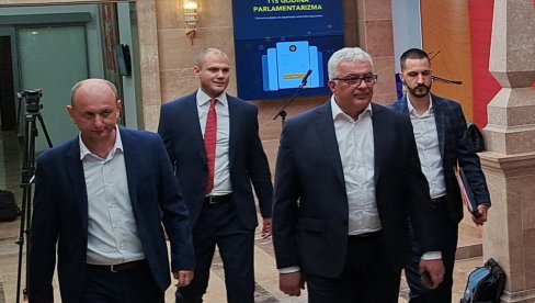 OKREĆU LEĐA SPAJIĆU? Knežević: Četiri poslanika sa liste PES i član UCG mu uskratili podršku OKREĆU LEĐA SPAJIĆU? Knežević: Četiri poslanika sa liste PES i član UCG mu uskratili podršku