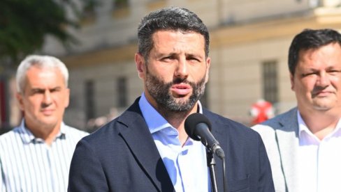 ŠAPIĆ NAJAVIO: Na balkon stiže i Novak Đoković (FOTO) ŠAPIĆ NAJAVIO: Na balkon stiže i Novak Đoković (FOTO)
