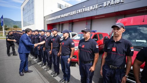 VATROGASCI SRBIJE SE VRATILI IZ GRČKE: Gašić dočekao naše spasioce u vranju (FOTO) VATROGASCI SRBIJE SE VRATILI IZ GRČKE: Gašić dočekao naše spasioce u vranju (FOTO)