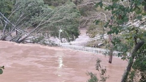 ВОДА ДОСТИГЛА 18 МЕТАРА, СКОРО ПРЕКРИЛА ВИСЕЋИ МОСТ: Невероватни призори из Грчке, ноћна мора није готова (ВИДЕО) ВОДА ДОСТИГЛА 18 МЕТАРА, СКОРО ПРЕКРИЛА ВИСЕЋИ МОСТ: Невероватни призори из Грчке, ноћна мора није готова (ВИДЕО)