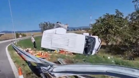 ПОВРЕЂЕНО НЕКОЛИКО ОСОБА КОД НИША: Камион слетео са пута и преврнуо се (ВИДЕО) ПОВРЕЂЕНО НЕКОЛИКО ОСОБА КОД НИША: Камион слетео са пута и преврнуо се (ВИДЕО)