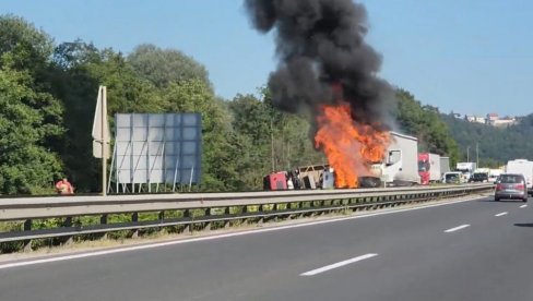 ТРАГЕДИЈА У СЛОВЕНИЈИ: Три особе погинуле у саобраћајној несрећи, има и повређених (ВИДЕО) ТРАГЕДИЈА У СЛОВЕНИЈИ: Три особе погинуле у саобраћајној несрећи, има и повређених (ВИДЕО)