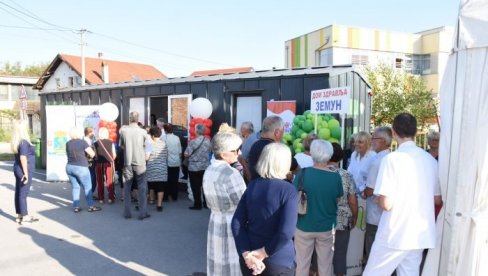 U ALTINI MASOVNO KOD LEKARA: Mobilna ambulanta u Zemunu izazvala veliko interesovanje U ALTINI MASOVNO KOD LEKARA: Mobilna ambulanta u Zemunu izazvala veliko interesovanje