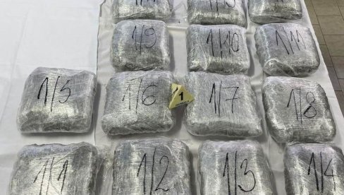 УХАПШЕН ДИЛЕР НА НОВОМ БЕОГРАДУ: Приликом претреса пронађено преко 300 пакетића марихуане УХАПШЕН ДИЛЕР НА НОВОМ БЕОГРАДУ: Приликом претреса пронађено преко 300 пакетића марихуане