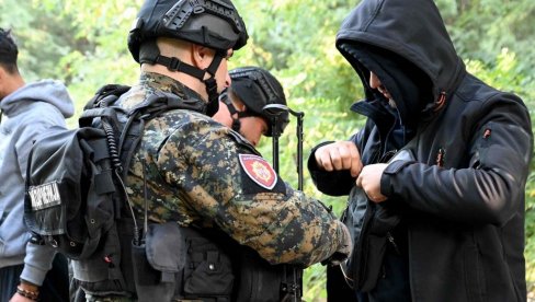 POGLEDAJTE VELIKU AKCIJU POLICIJE: Žandarmerija na terenu - Na meti krijumčari migranata (FOTO) POGLEDAJTE VELIKU AKCIJU POLICIJE: Žandarmerija na terenu - Na meti krijumčari migranata (FOTO)