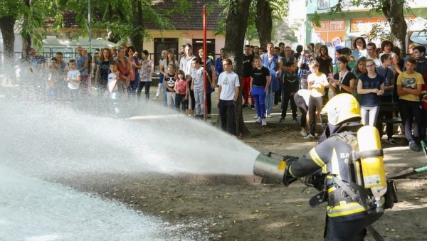 ПОЖАР СРЕЋОМ НИЈЕ БИО ПРАВИ: Суботички ватрогасци извели вежбу у Школском центру „Доситеј Обрадовић“