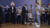 PREDSEDNIK OBJAVIO DIRLJIV SNIMAK POSLE PRIJEMA KOŠARKAŠA: Ponosan na šapione (VIDEO)