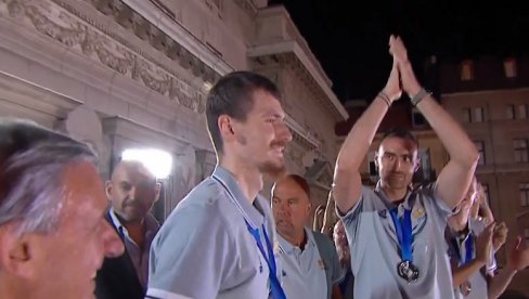 БОРИША СИМАНИЋ СЕ ВРАЋА КОШАРЦИ! Репрезентативац који је остао без бубрега играјући за Србију - поново ће бити под обручима БОРИША СИМАНИЋ СЕ ВРАЋА КОШАРЦИ! Репрезентативац који је остао без бубрега играјући за Србију - поново ће бити под обручима