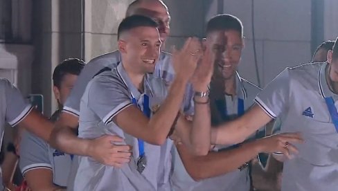 ŽIVELA SRBIJA! SLAVA BOGU! Aleksa Avramović sa balkona poručio: Boriša nas je ujedinio, dao je za Srbiju više nego svi mi zajedno ŽIVELA SRBIJA! SLAVA BOGU! Aleksa Avramović sa balkona poručio: Boriša nas je ujedinio, dao je za Srbiju više nego svi mi zajedno
