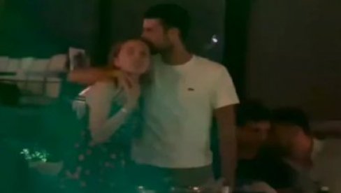 NOVAK ZAGRLIO JELENU I NE PUŠTA: Đokovići posebno vole jednu pesmu (VIDEO) NOVAK ZAGRLIO JELENU I NE PUŠTA: Đokovići posebno vole jednu pesmu (VIDEO)
