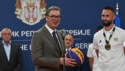 VUČIĆ SA BASKETAŠIMA Predsednik poručio: Za zlato na OI svakom po 200.000 evra (VIDEO) VUČIĆ SA BASKETAŠIMA Predsednik poručio: Za zlato na OI svakom po 200.000 evra (VIDEO)