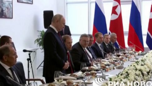 DRUŽE PUTINE, DA VAM IZRAZIM ZAHVALNOST: Kim DŽong Un podigao zdravicu za pobedu Rusije (VIDEO) DRUŽE PUTINE, DA VAM IZRAZIM ZAHVALNOST: Kim DŽong Un podigao zdravicu za pobedu Rusije (VIDEO)
