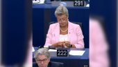 КОМЕСАРКА ШТРИКАЛА У ЕВРОПСКОМ ПАРЛАМЕНТУ: Необична сцена усред говора Урсуле фон дер Лајен (ВИДЕО)