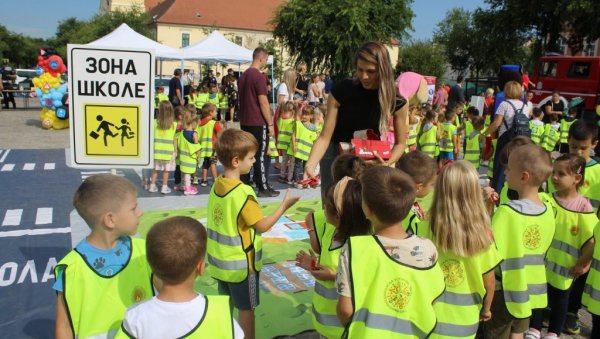 У ЦЕНТРУ СОМБОРА: Превентивна кампања о безбедности саобраћаја