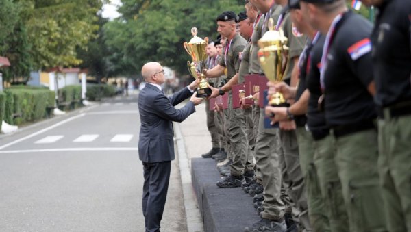 ОНО ШТО НАС СПАЈА ЈЕСТЕ НАША ОТАЏБИНА: Министар Вучевић уручио пехар победницима такмичења јединица Војне полиције (ФОТО)