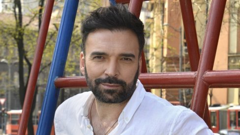 IVAN BOSILJČIĆ U NOVOJ ULOZI: Popularni glumac kao Pjer Bezuhov na sceni Narodnog pozorišta IVAN BOSILJČIĆ U NOVOJ ULOZI: Popularni glumac kao Pjer Bezuhov na sceni Narodnog pozorišta