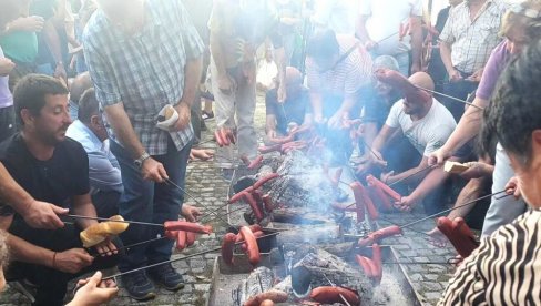 U SUSRET GROŽĐEBALU: Vrščani na vidikovcu pekli kobasice uz tamburaše i besplatno vino (VIDEO) U SUSRET GROŽĐEBALU: Vrščani na vidikovcu pekli kobasice uz tamburaše i besplatno vino (VIDEO)