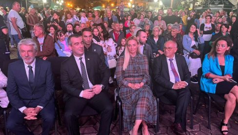 ХВАЛА ВАМ ШТО ЧУВАТЕ ТРАДИЦИЈУ: Министарка Танасковић посетила Александровац и одржала говор на манифестацији Жупска берба (ФОТО) ХВАЛА ВАМ ШТО ЧУВАТЕ ТРАДИЦИЈУ: Министарка Танасковић посетила Александровац и одржала говор на манифестацији Жупска берба (ФОТО)