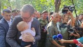 НАЈЛЕПША СЛИКА ИЗ НИША Вучић у наручју држи бебу, а малишан поред довикује: Ја вас волим највише