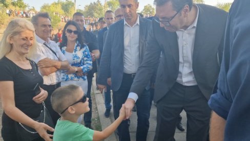 ТЕ НАОЧАРЕ СУ ТИ МНОГО ОПАСНЕ: Дечак у Нишу пришао председнику, Вучић овако реаговао (ВИДЕО) ТЕ НАОЧАРЕ СУ ТИ МНОГО ОПАСНЕ: Дечак у Нишу пришао председнику, Вучић овако реаговао (ВИДЕО)