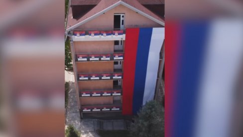 СВЕЧАНО У СТУДЕНСКИМ ДОМОВИМА У БЕОГРАДУ: Свуда се прославља Дан српског јединства и националне заставе (ВИДЕО) СВЕЧАНО У СТУДЕНСКИМ ДОМОВИМА У БЕОГРАДУ: Свуда се прославља Дан српског јединства и националне заставе (ВИДЕО)