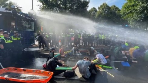 NEMA TOLERANCIJE ZA BLOKIRANJE AUTO-PUTA: Holandska policija vodenim topom rasterala demonstrante (VIDEO) NEMA TOLERANCIJE ZA BLOKIRANJE AUTO-PUTA: Holandska policija vodenim topom rasterala demonstrante (VIDEO)