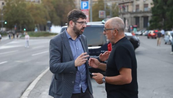 НОВИ ПРОТЕСТ ПРОЗАПАДНЕ ОПОЗИЦИЈЕ: Блокиран саобраћај испред скупштине (ФОТО)