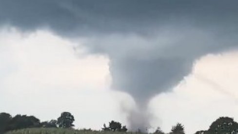 TORNADO PODIGAO I PREVRNUO KUĆU: Neverovatan snimak sa Santorinija (VIDEO) TORNADO PODIGAO I PREVRNUO KUĆU: Neverovatan snimak sa Santorinija (VIDEO)