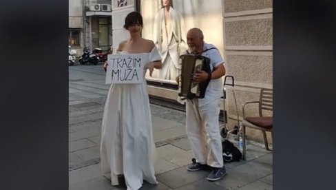 БАЊАЛУЧАНКА У БЕОГРАДУ ТРАЖИЛА МУЖА: Ходала са натписом, а један младић је због ње добио ћушку (ВИДЕО) БАЊАЛУЧАНКА У БЕОГРАДУ ТРАЖИЛА МУЖА: Ходала са натписом, а један младић је због ње добио ћушку (ВИДЕО)