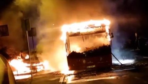 PROLAZNICI U NEVERICI POSMATRAJU ŠTA SE DEŠAVA: Vatrena buktinja guta autobus u Železniku (VIDEO) PROLAZNICI U NEVERICI POSMATRAJU ŠTA SE DEŠAVA: Vatrena buktinja guta autobus u Železniku (VIDEO)