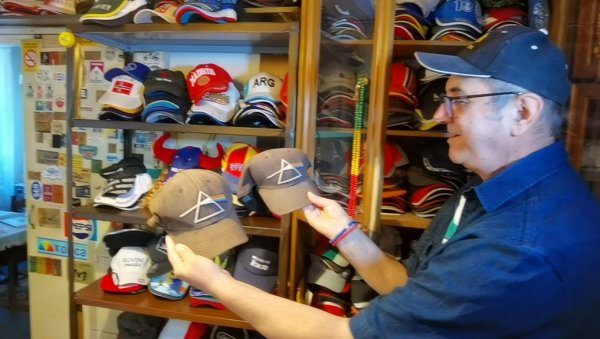 СИНИША САКУПИО ЧАК 2.500 КАЧКЕТА: Пироћанац има хоби због којег планира изложбу, али и да се пријави за Гинисов рекорд ФОТО СИНИША САКУПИО ЧАК 2.500 КАЧКЕТА: Пироћанац има хоби због којег планира изложбу, али и да се пријави за Гинисов рекорд ФОТО
