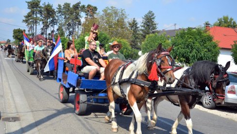 U BATKOVIĆU PRVA FIJAKERIJADA: U seoskom parku Lipik desetak jahača konja i 30 kočija iz semberskih i majevičkih mesta