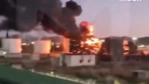 ДРАМА У СОЧИЈУ: Избио пожар у близини аеродрома и складишта нафте (ВИДЕО) ДРАМА У СОЧИЈУ: Избио пожар у близини аеродрома и складишта нафте (ВИДЕО)