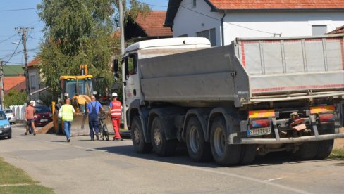 OBNOVA VAŽNE ULICE U SVILAJNCU: Novi kolovoz i vodovodne cevi za Ulicu Radomira Bisića OBNOVA VAŽNE ULICE U SVILAJNCU: Novi kolovoz i vodovodne cevi za Ulicu Radomira Bisića