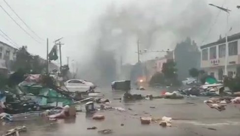 POGLEDAJTE SNIMKE RAZORNOG TORNADA U KINI: Najmanje 10 osoba poginulo, više stotina povređeno (VIDEO) POGLEDAJTE SNIMKE RAZORNOG TORNADA U KINI: Najmanje 10 osoba poginulo, više stotina povređeno (VIDEO)