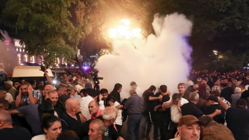 DEMONSTRACIJE U JEREVANU: Blokirana avenija pored zgrade jermenske vlade (FOTO)